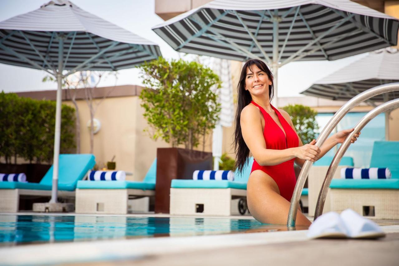 풀만 두바이 쥬메이라 레이크 타워 외부 사진 A model at the pool at the Wynn Las Vegas