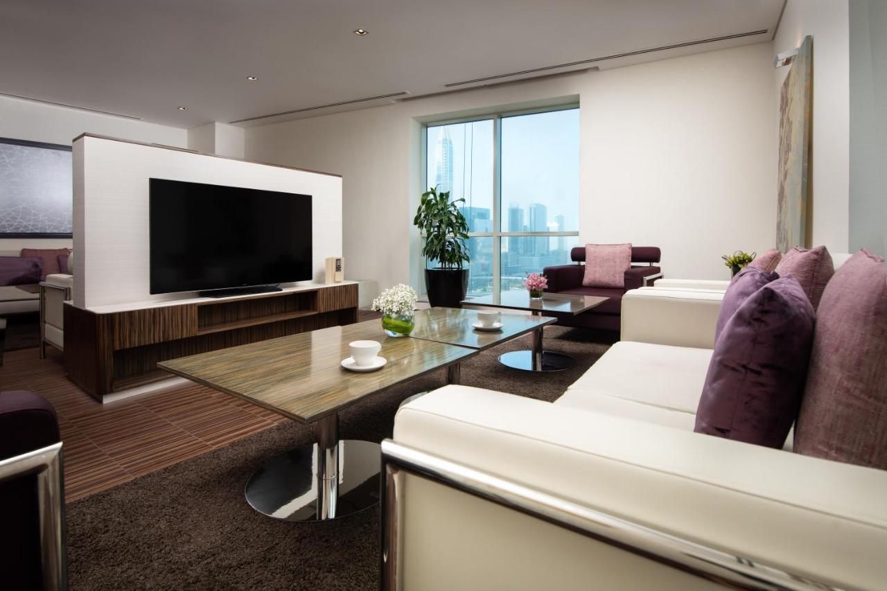 풀만 두바이 쥬메이라 레이크 타워 외부 사진 A living room in a suite at the hotel