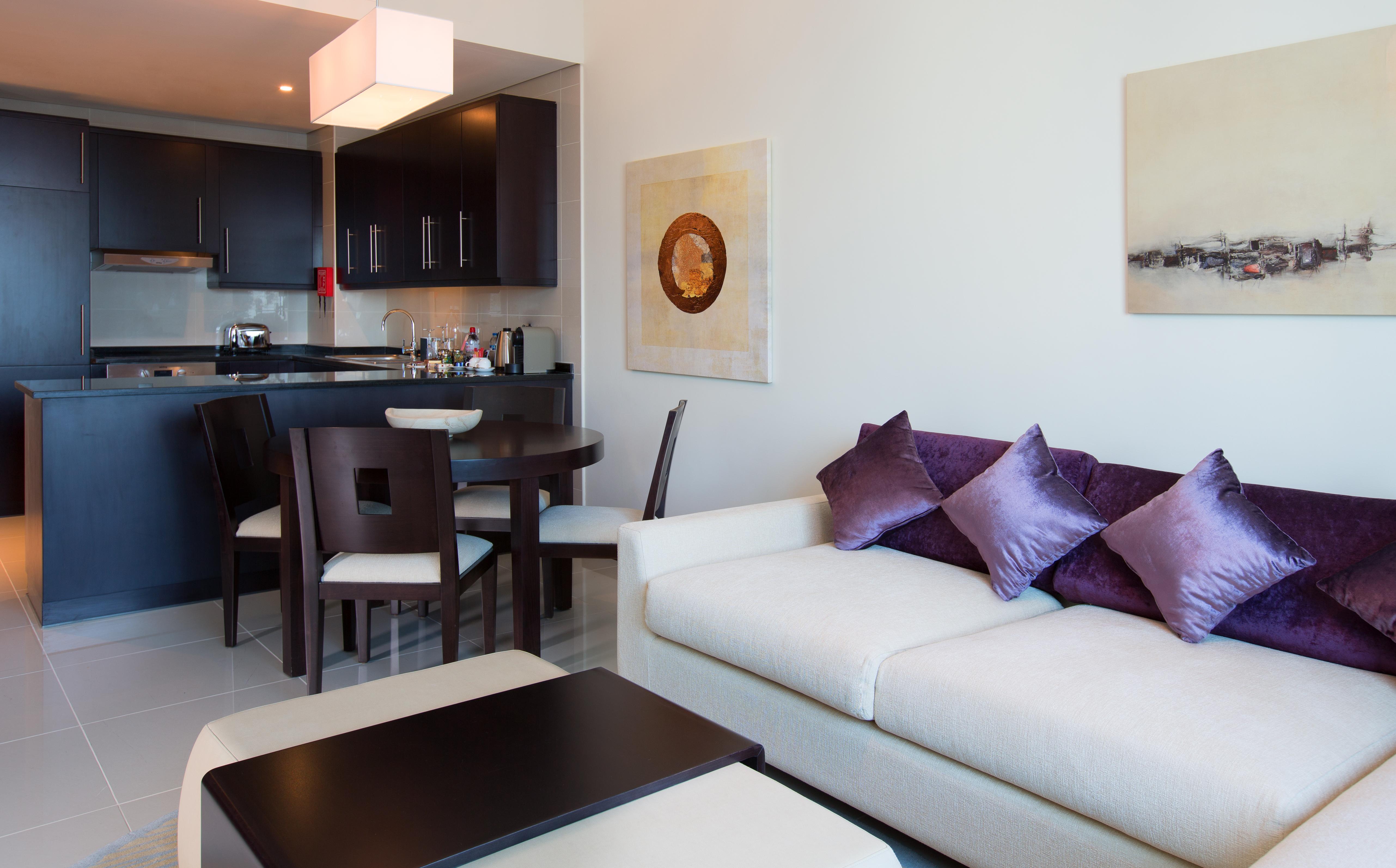 풀만 두바이 쥬메이라 레이크 타워 외부 사진 A living room in a serviced apartment in Dubai