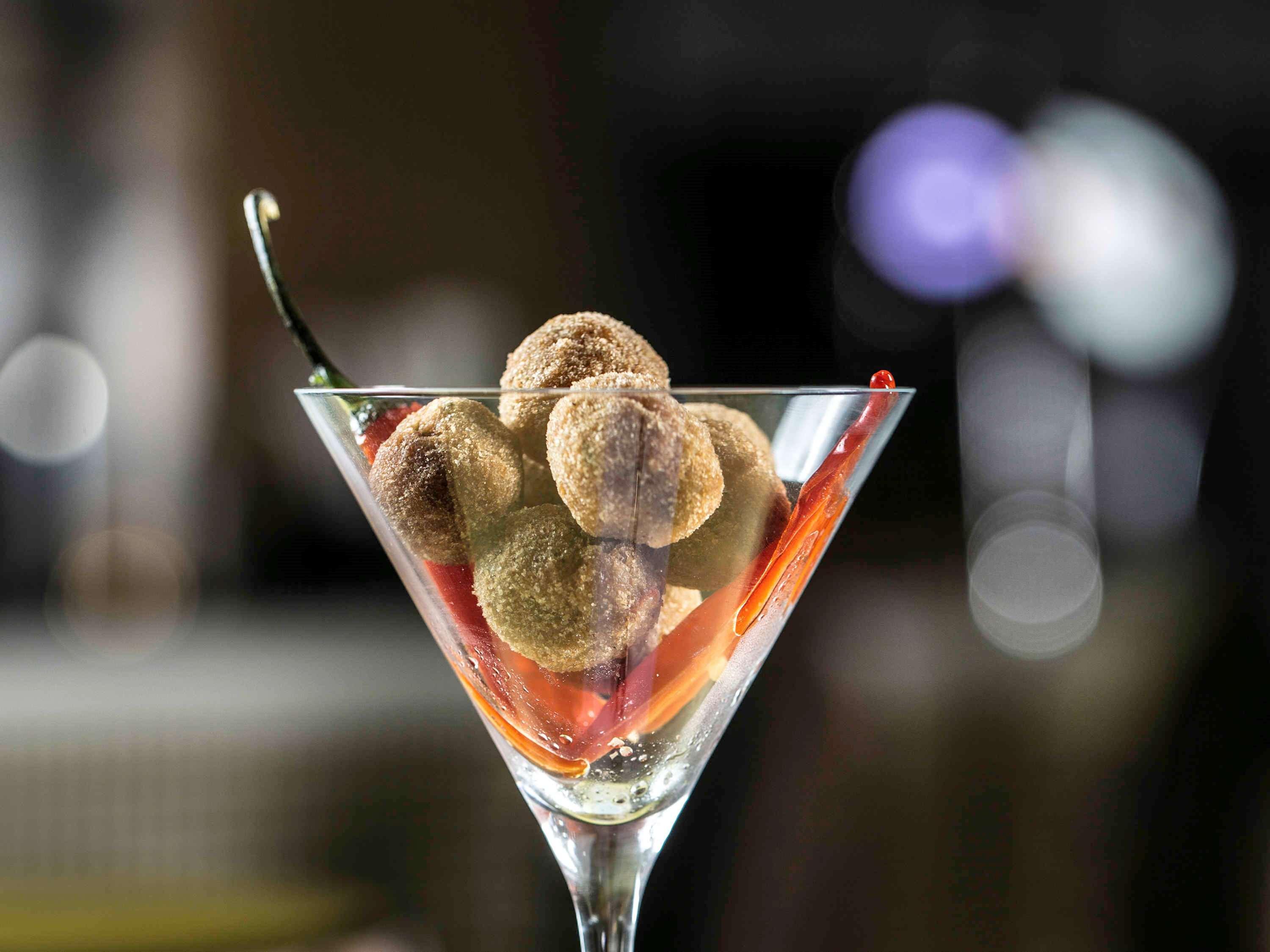 풀만 두바이 쥬메이라 레이크 타워 외부 사진 A cocktail with ice cubes