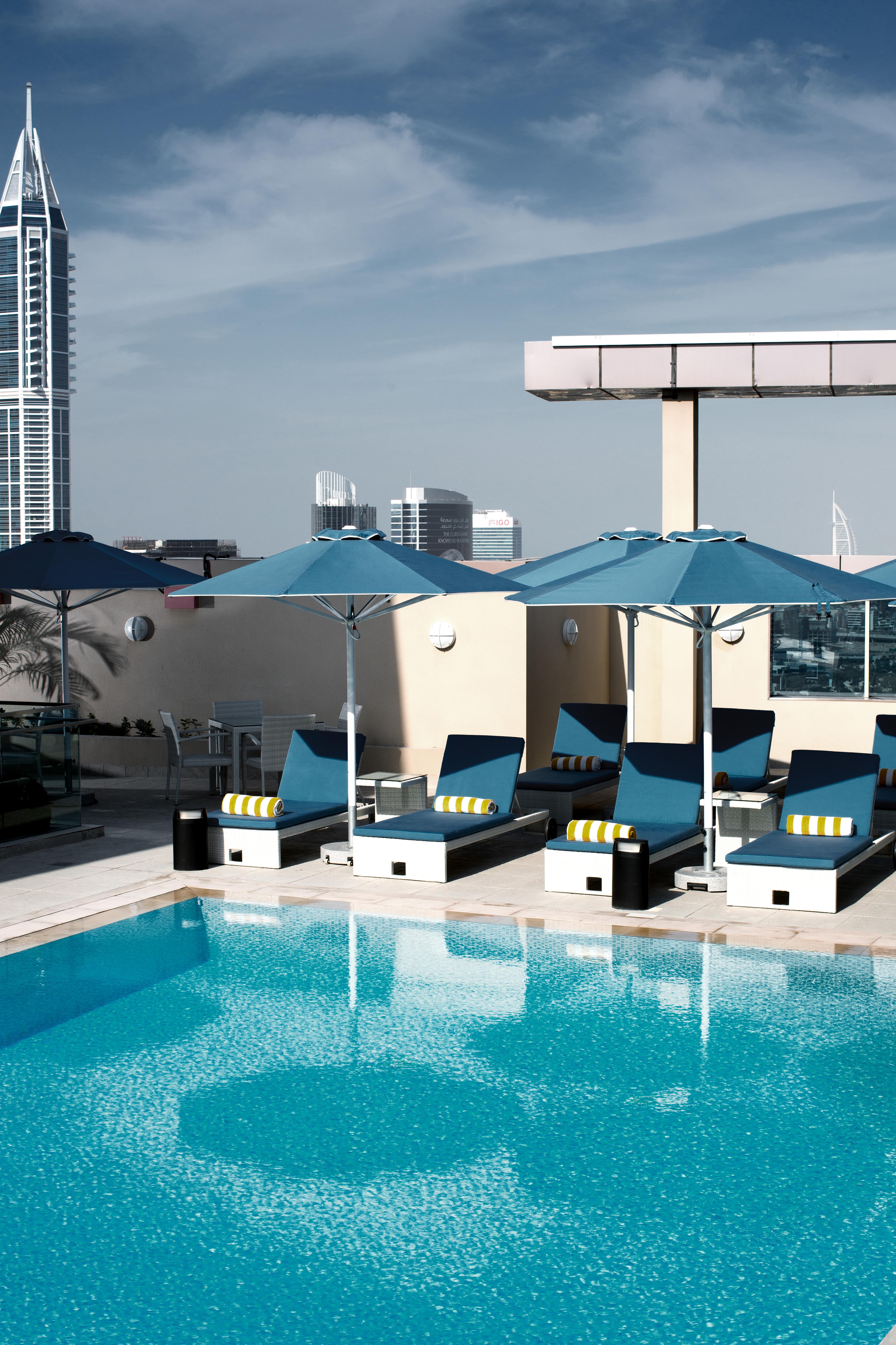 풀만 두바이 쥬메이라 레이크 타워 외부 사진 The swimming pool at the hotel