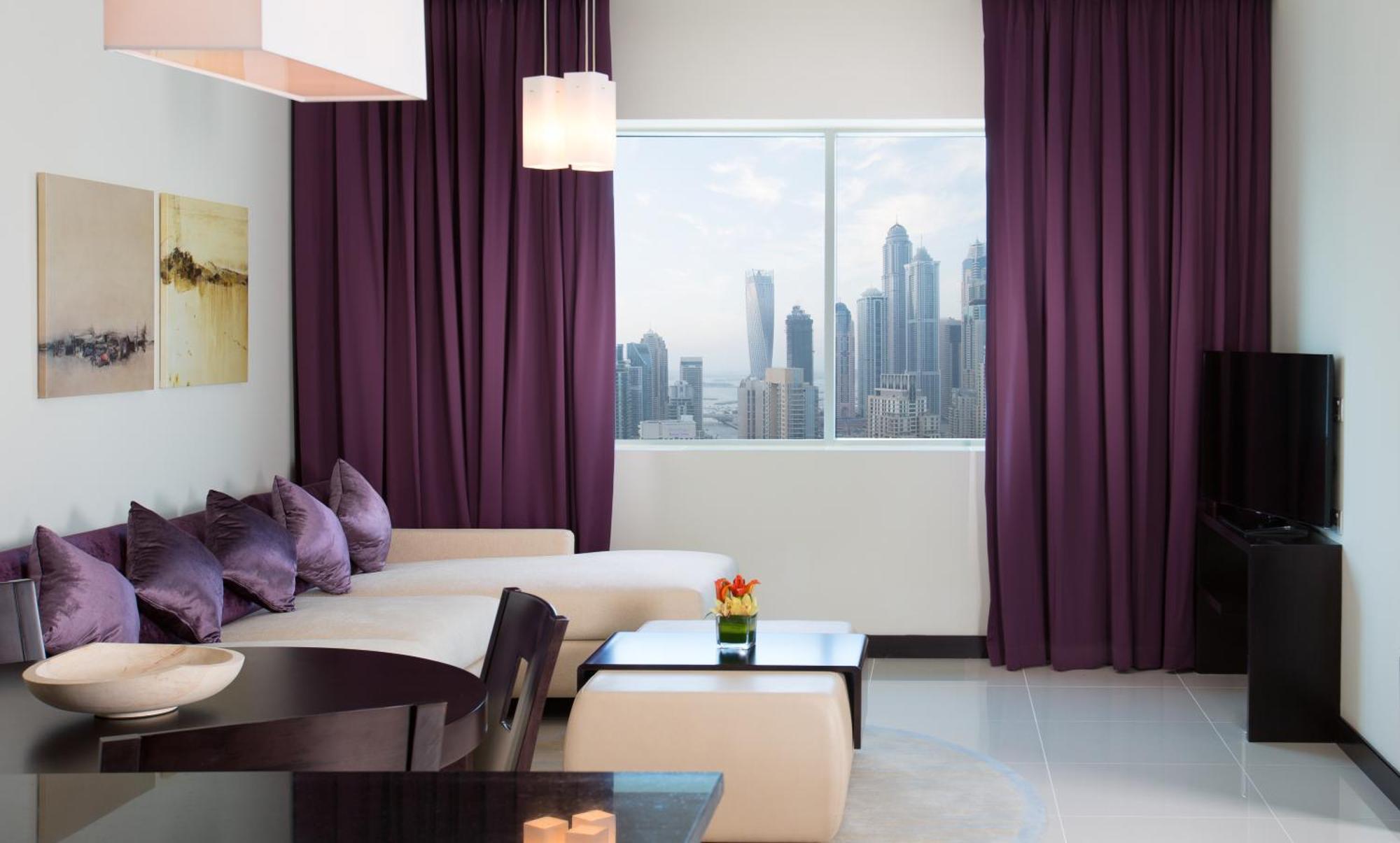 풀만 두바이 쥬메이라 레이크 타워 객실 사진 A living room with curtains
