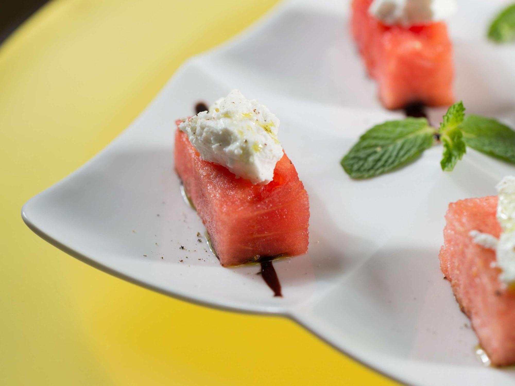 풀만 두바이 쥬메이라 레이크 타워 외부 사진 Watermelon and feta cheese