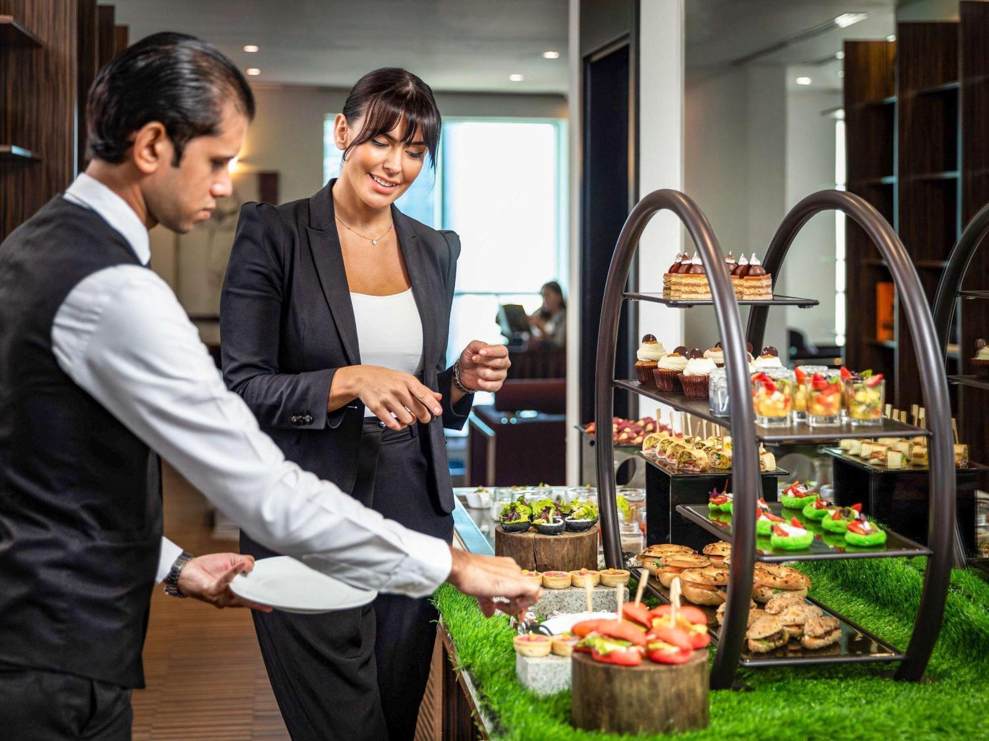 풀만 두바이 쥬메이라 레이크 타워 외부 사진 A guest being served at a buffet