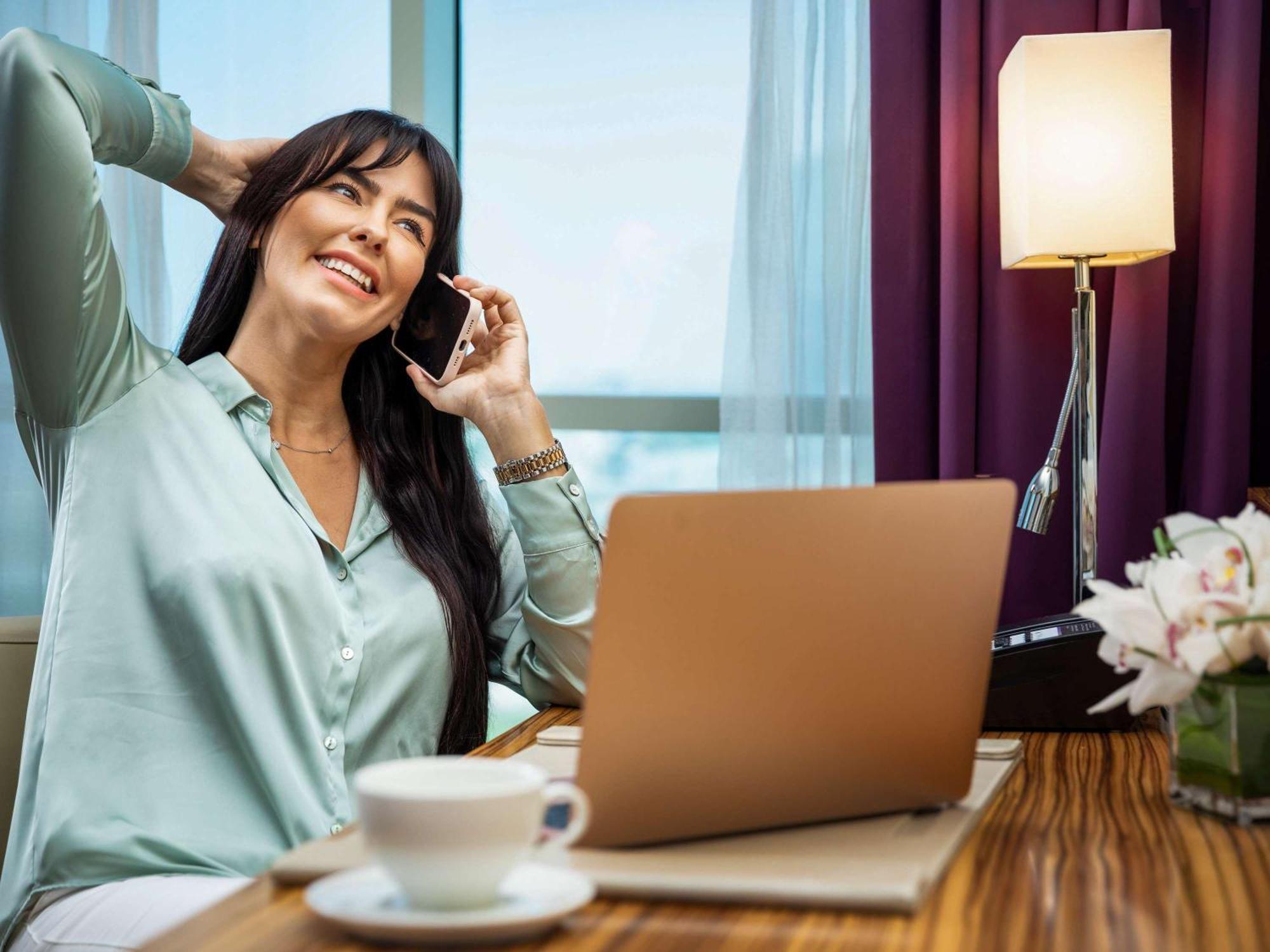 풀만 두바이 쥬메이라 레이크 타워 외부 사진 A woman working from home